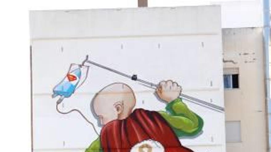 El nuevo mural del superhéroe contra el cáncer en el edificio cercano al hospital La Fe.