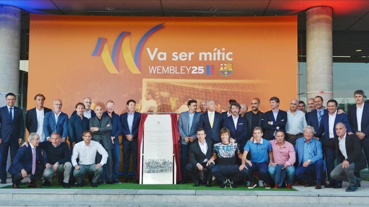 El Dream Team de Cruyff posa con el monolito en la puerta 14 del Camp Nou.