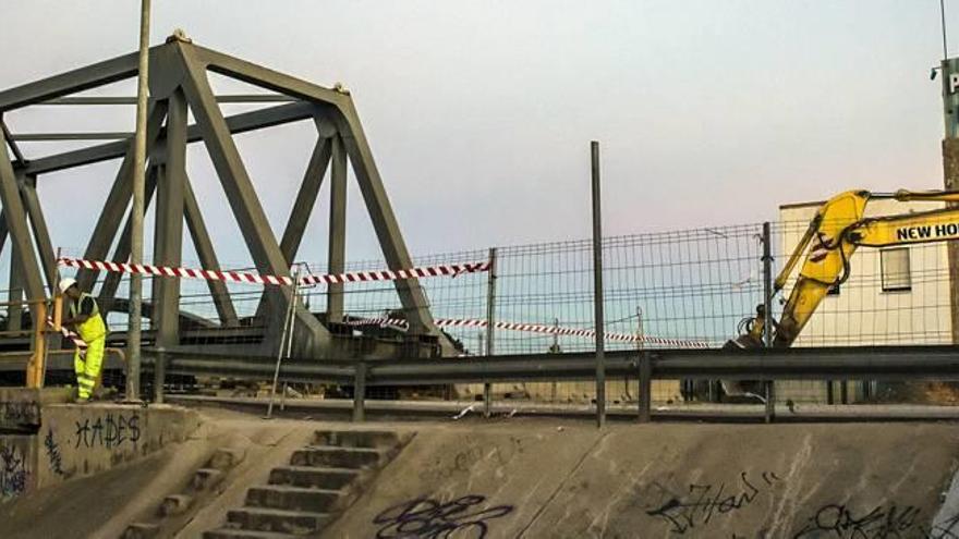 El puente de hierro que cruza sobre el río Segura caerá, como tantas otras infraestructuras ferroviarias lo han hecho ya, en los próximos días.