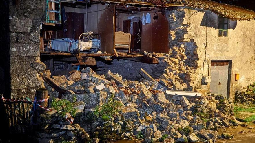 La fachada de una vivienda, derribada por el viento en Lugo.