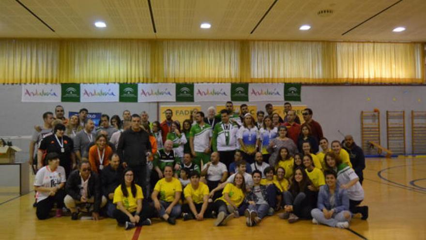 Todos los participantes en el Campeonato de Andalucía de Goalball en la entrega de trofeos.