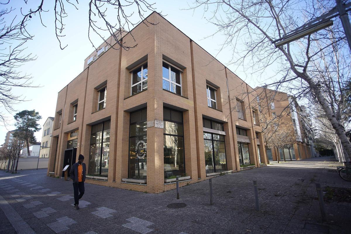 L'edifici on es projecta la nova sala de concerts, al carrer Emili Grahit.