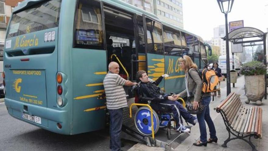 El alumno del Santiago Apóstol desciende del autobús en la parada de la ronda de Outeiro. / fran martínez