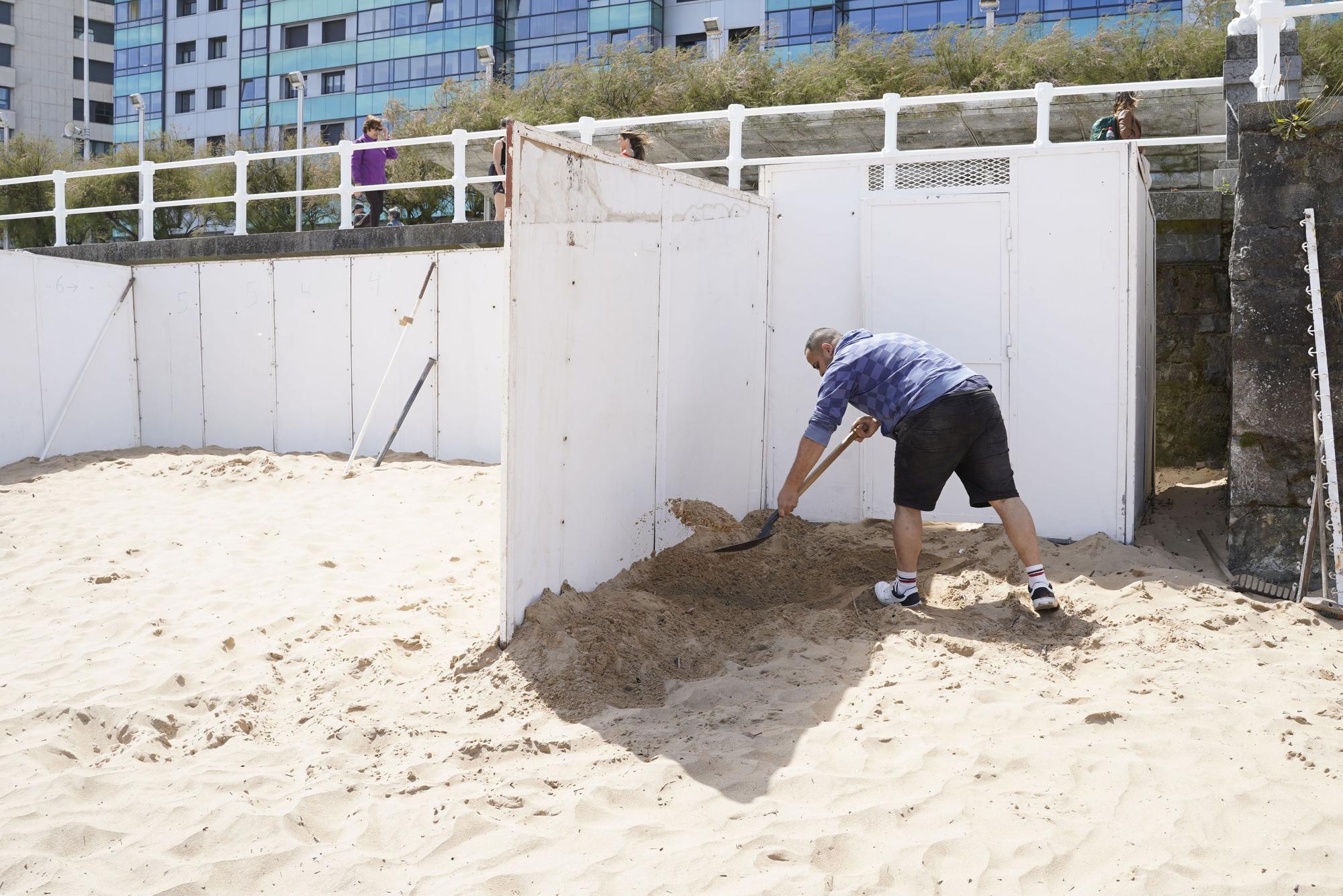 En imágenes: las casetas vuelven a la playa de San Lorenzo