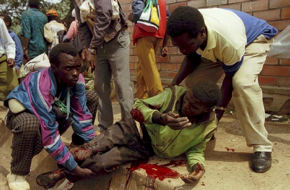 Familiares y amigos socorren a un hombre herido por un mortero en Kigali, en julio de 1994. En 1993, Uganda y Ruando firmaron el Acuerdo de paz de Arusha y aprueban la creación de un Gobierno mixto de transición, integrado por hutus y tutsis.