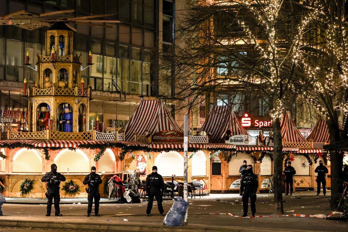Varios policías, en el mercadillo navideño de Magdeburgo, tras el atropello. Varios policías, en el mercadillo navideño de Magdeburgo, tras el atropello.