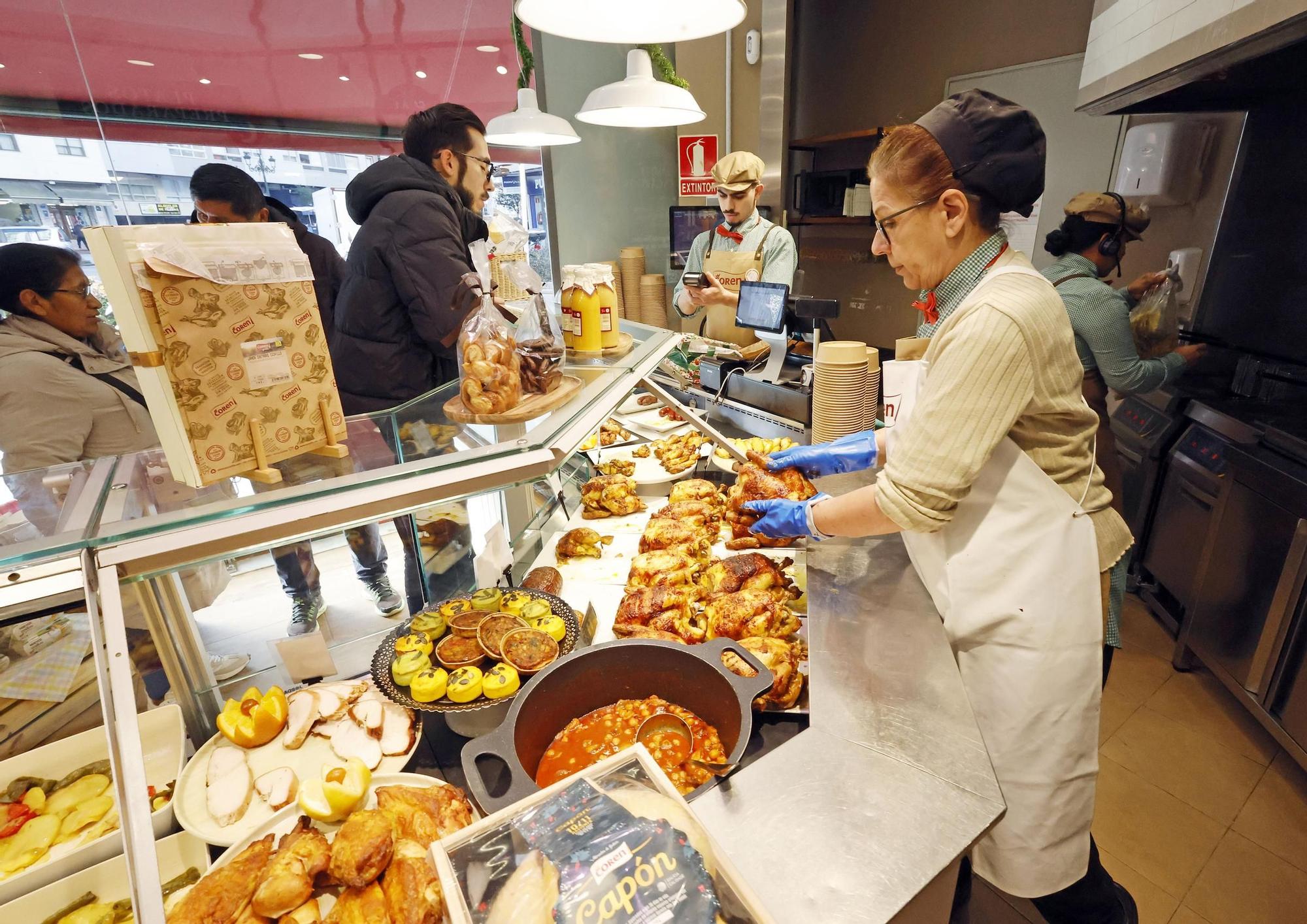 Trabajadores del Coren en Rosalía de Castro preparando pedidos para los clientes
