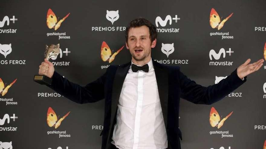 El actor y director Raúl Arévalo con un premio Feroz por &#039;Tarde para la ira&#039;.