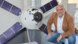 El ingeniero español Guillermo González posa orgulloso frente a una maqueta de la nave espacial Orion.