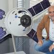 El ingeniero español Guillermo González posa orgulloso frente a una maqueta de la nave espacial Orion.