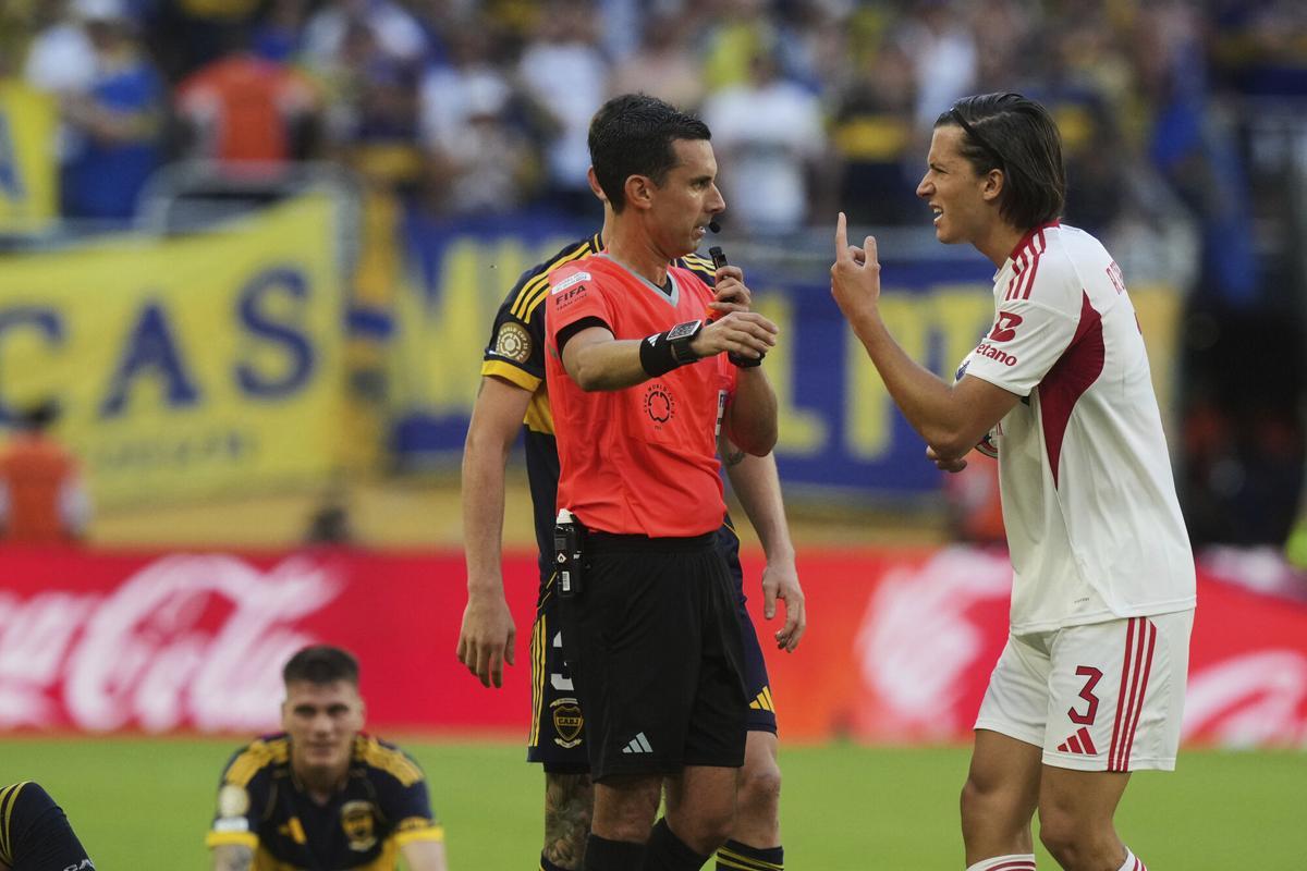 Álvaro Carreras protesta una decisión arbitral en el partido contra Boca.