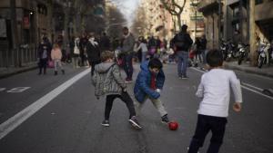 Unos niños juegan en la calzada, durante una protesta escolar contra el tráfico en 2021.