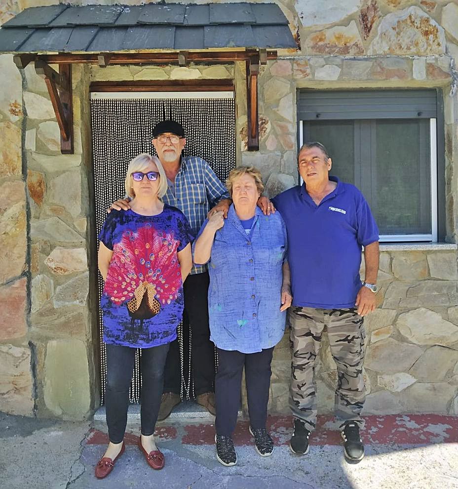 Una familia a la puerta de su casa en Villarino de Manzanas. | Ch. S.