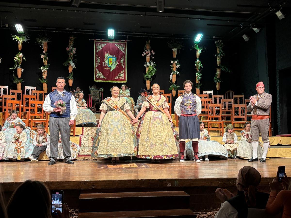 La Fallera Mayor, la Fallera Mayor Infantil y el resto de representantes de la Falla El Caduf posan sobre el escenario tras la presentación oficial de la comisión.