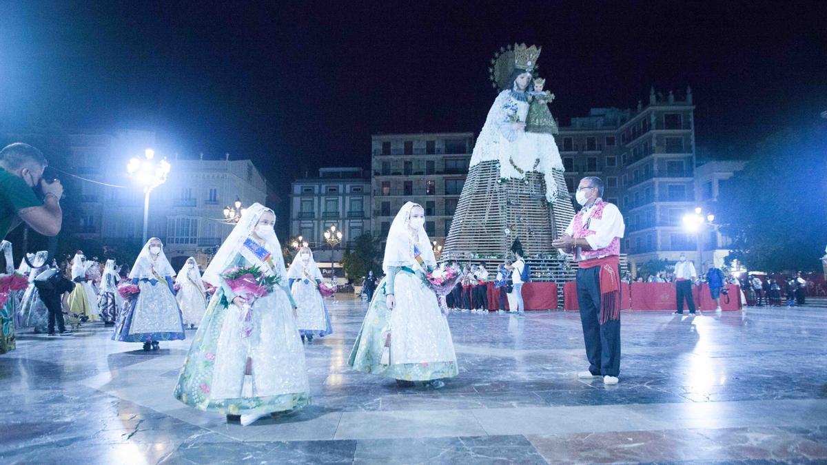 Llegada de la Fallera Mayor Infantil 2021 a la plaza de la Virgen en la Ofrenda