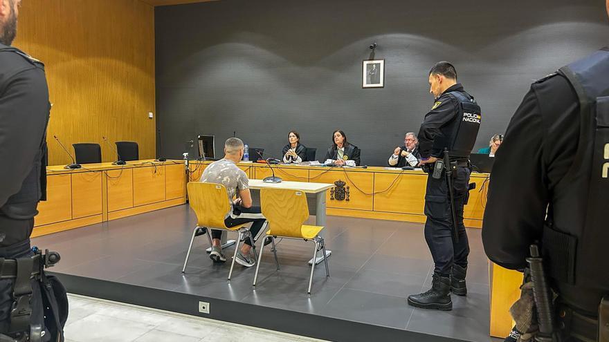 Un año y nueve meses de cárcel por atacar a una magistrada canaria en pleno juicio