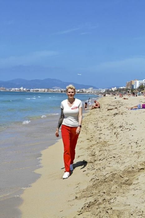 Schlagersängerin Melanie Müller eröffnete am 14.04. an der Playa de Palma  ein Grillwurst-Stand.