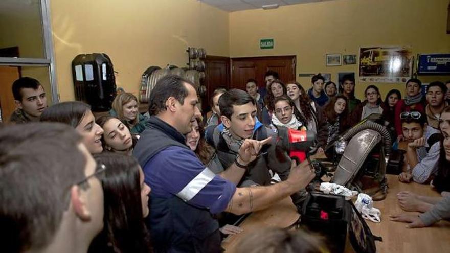 Los alumnos observan el material utilizado por los miembros de la Brigada de Salvamento Minero.