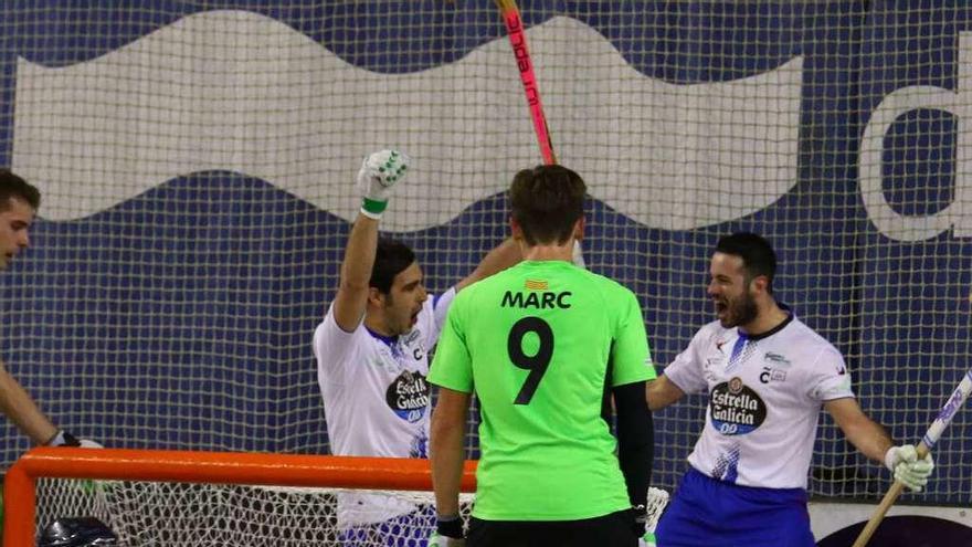 Josep Lamas y David Torres celebran el tercer gol del Liceo en los cuartos de final frente al Lloret.