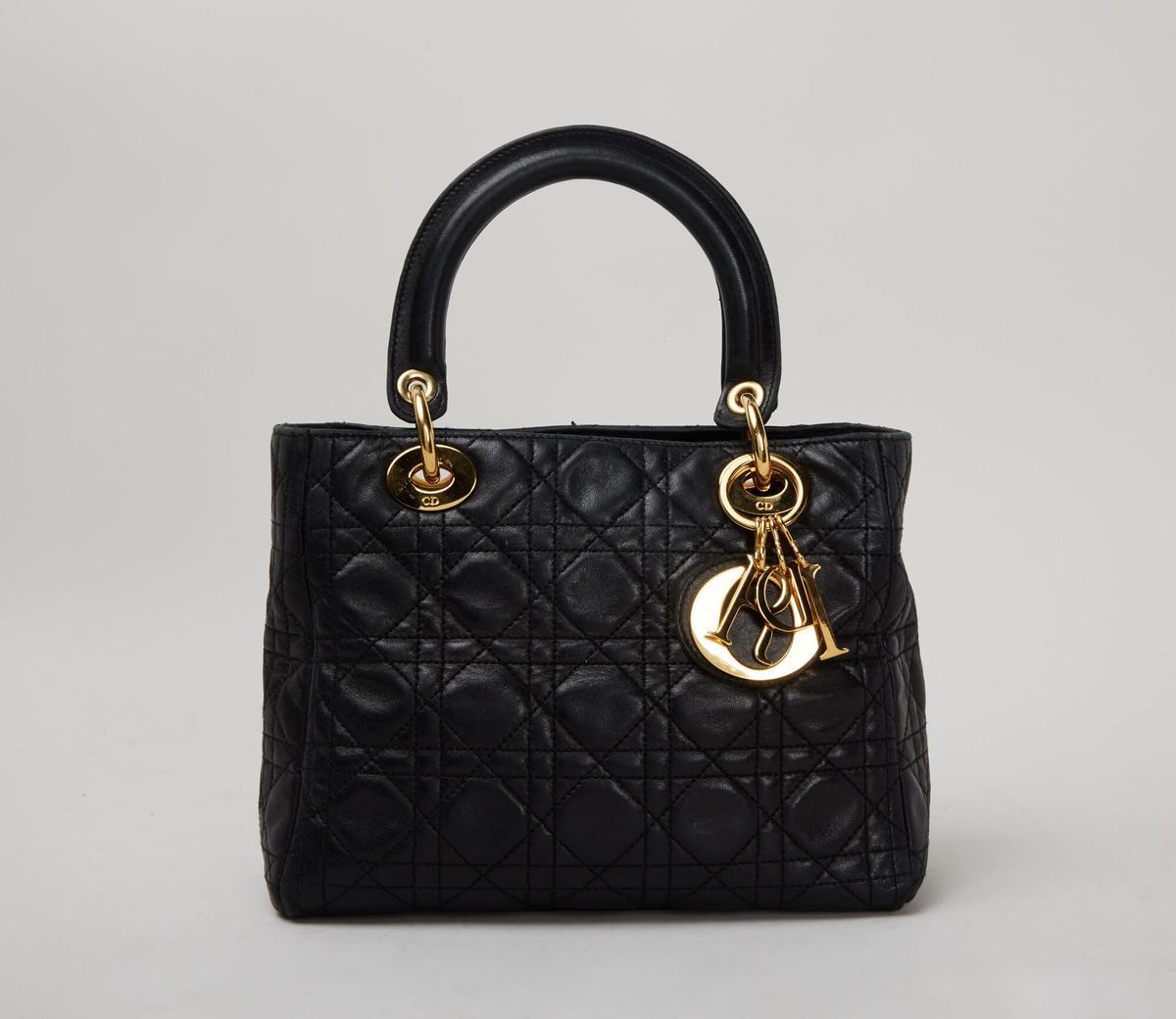 Fotografía cedida por Julien's donde se muestra un bolso de piel de cordero de la marca Dior que forma parte del armario de la princesa Diana de Gales que sale para la subasta de moda 'Princess Diana's Style & A Royal Collection' ('El estilo de la princesa Diana y una colección real').