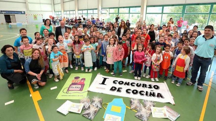 Los pequeños cocineros con sus delantales, ayer, junto a los organizadores del concurso.