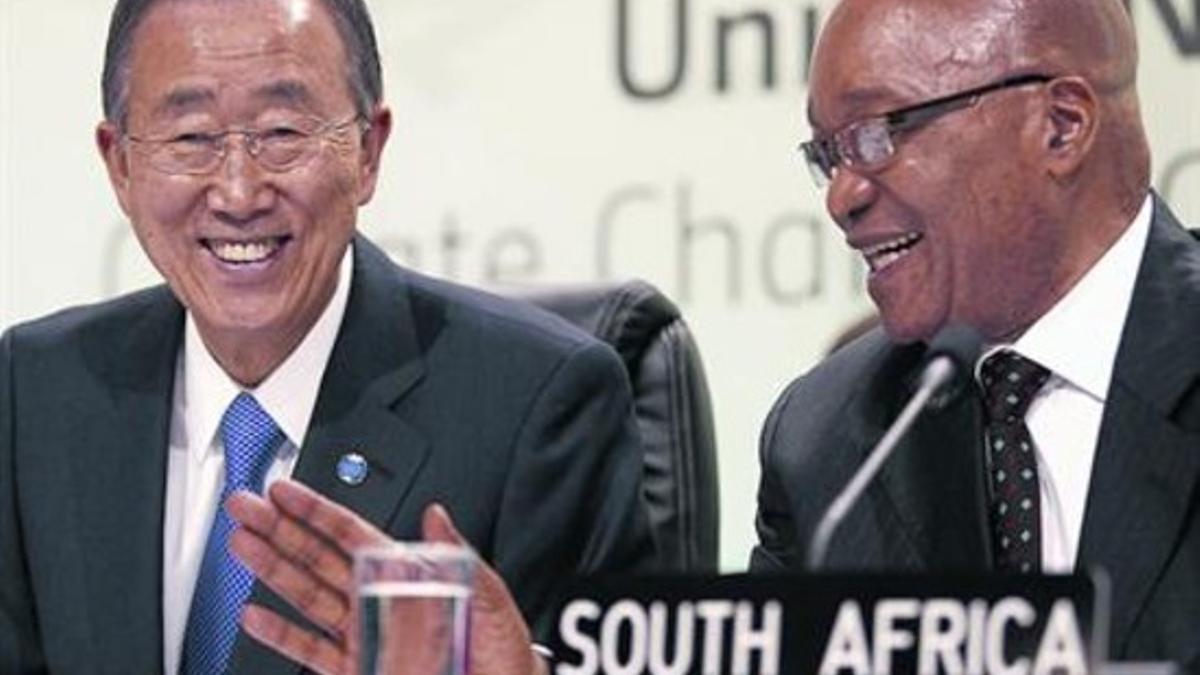 El secretario general de la ONU, Ban Ki-moon, y el presidente sudafricano, Jacob Zuma, ayer en Durban.