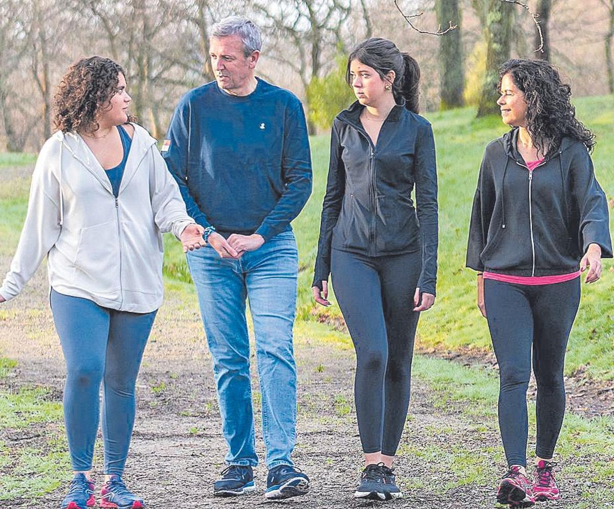 Alfonso Rueda acudió con su familia a pasear por el monte Pedroso.