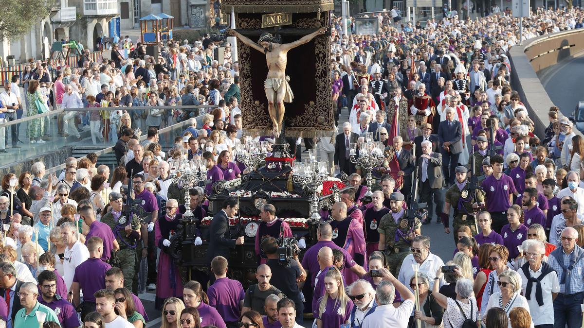 Los vigueses se echaron ayer a la calle para manifestar su devoción por el Cristo de la Victoria, en una procesión que duró más de tres horas.