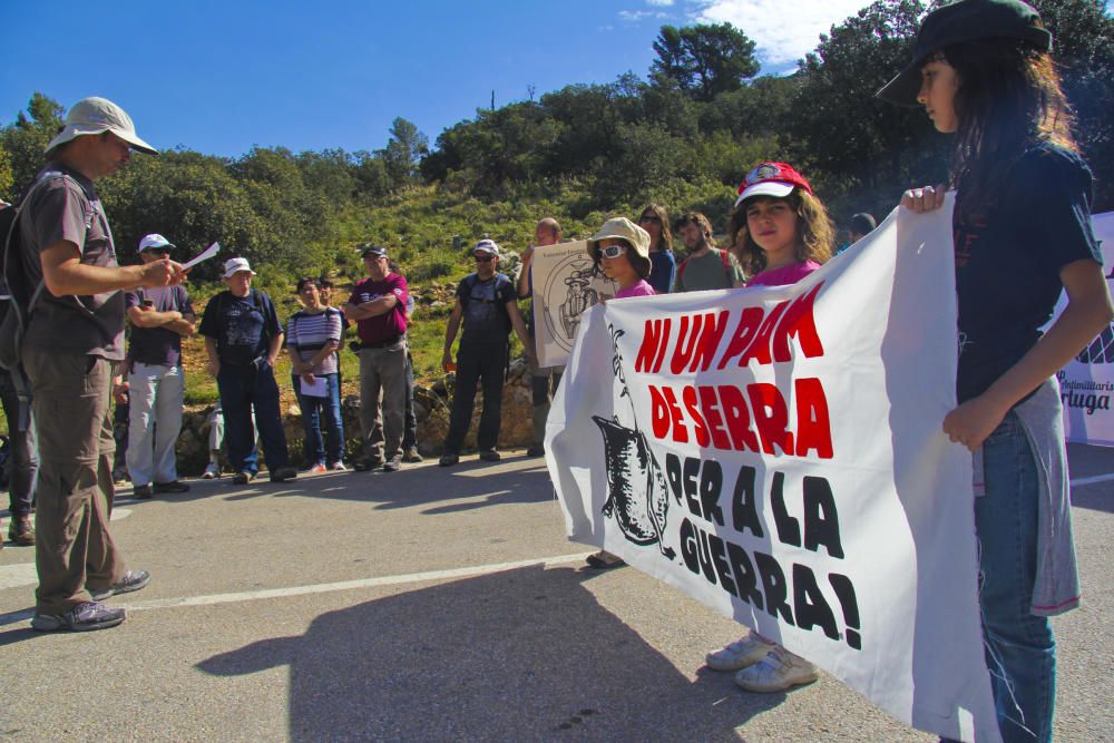 25 personas piden la desmilitarización en Aitana