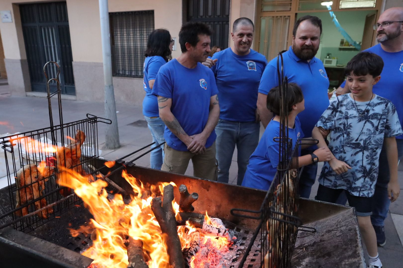 FOTOGALERÍA I Las imágenes de la Nit de la Xulla y del encuentro de elaboración de allioli de las fiestas de Vila-real