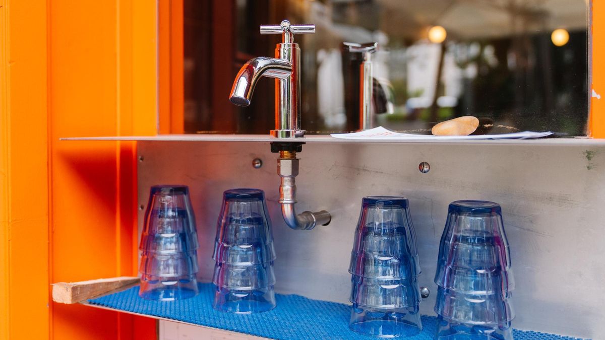 Un grifo en la puerta para poder calmar la sed y rellenar el bidón de agua de la bici.