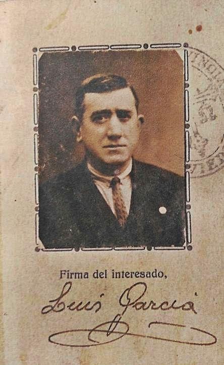 Una imagen de Luis García, con la firma del Alcalde.