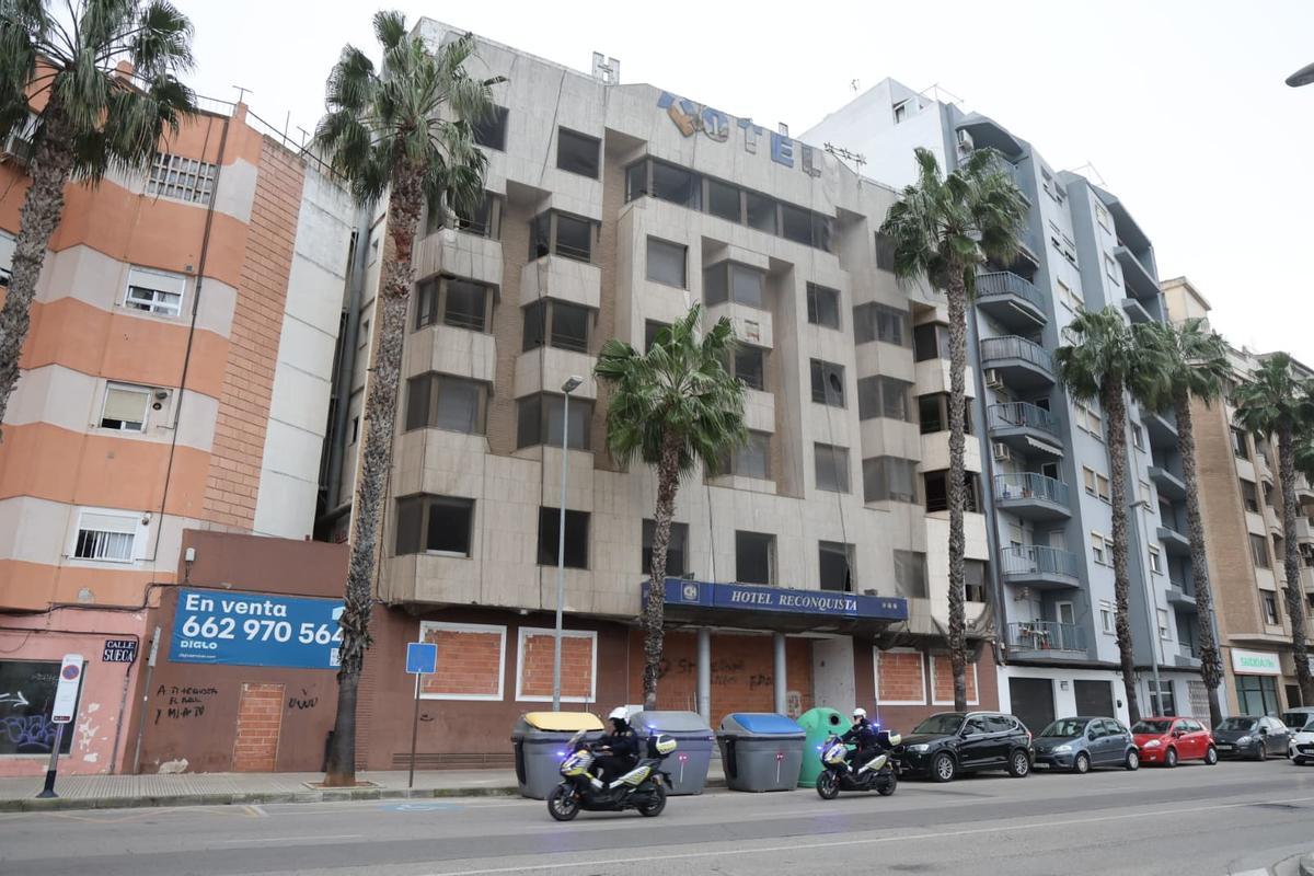 Fachada del hotel, tapiada y con una red de protección, en una imagen de este miércoles.