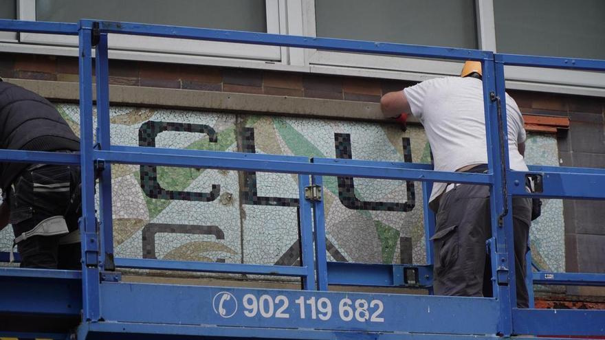 Retirada del mural del Deportivo en Rubine