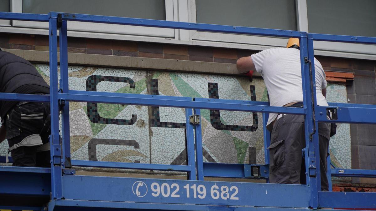Retirada del mural del Deportivo en Rubine