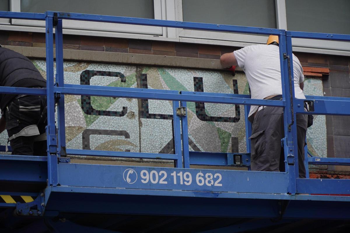 Retirada del mural del Deportivo en la oficina de Plaza Pontevedra