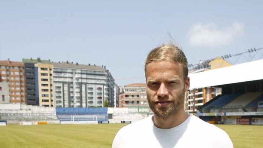 Aitor Fernández con la camiseta del avilés en el Suárez Puerta.