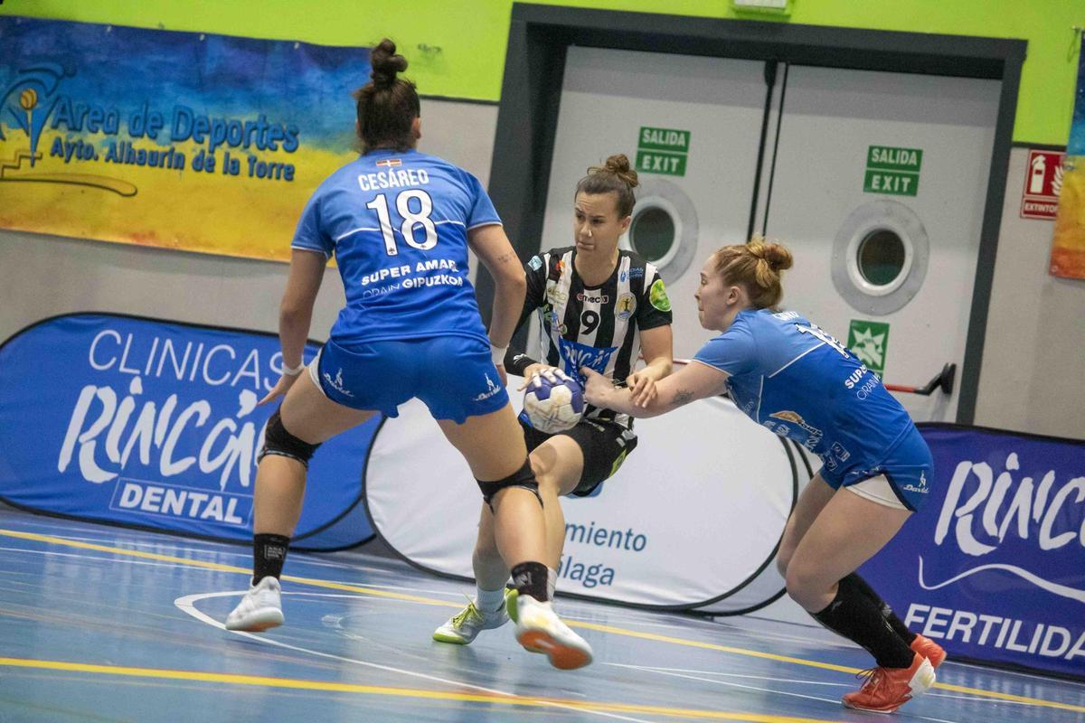 Silvia Arderius intenta superar la defensa del Bera Bera.