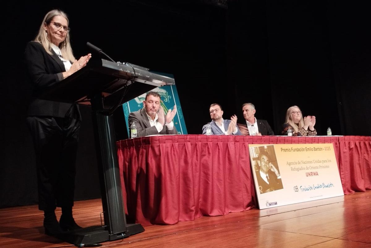 Raquel Martí, Julio Garcia, Adrián Barbón, José Vicente Barbón y Helena Llaneza, en el acto.