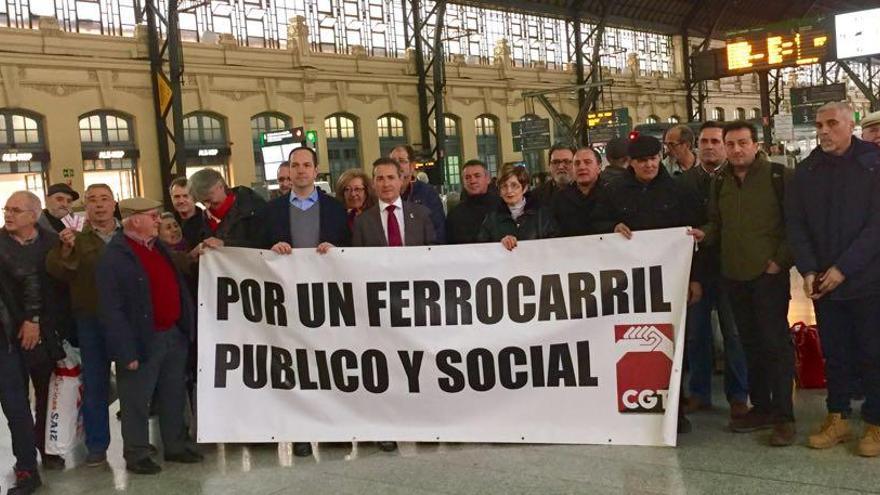 Los alcaldes valencianos de la C-3, en la Estación del Norte de València.