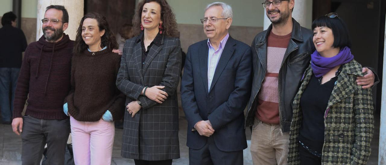 Maite Ibáñez y Antonio Ariño, en el centro, junto con algunos expertos teatrales.