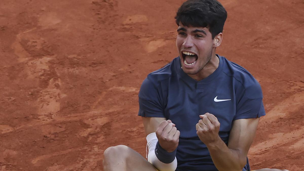 Carlos Alcaraz celebra su triunfo en la final de Roland Garros