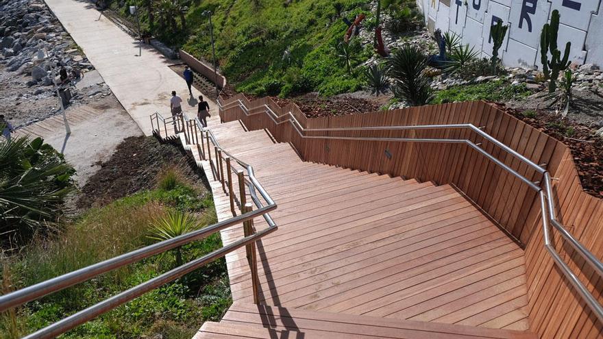 La nueva pasarela de acceso a la playa en Torrequebrada.