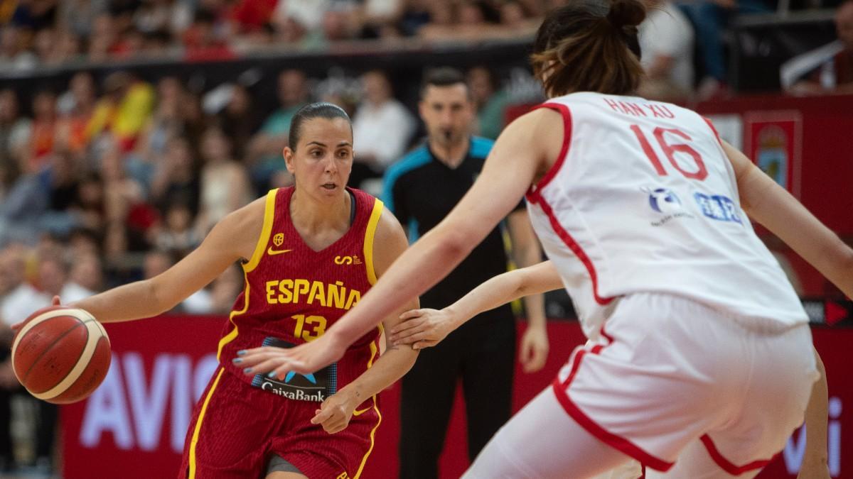María Araujo conduce el balón, durante el partido del Torneo Ciudad de Vigo de baloncesto femenino
