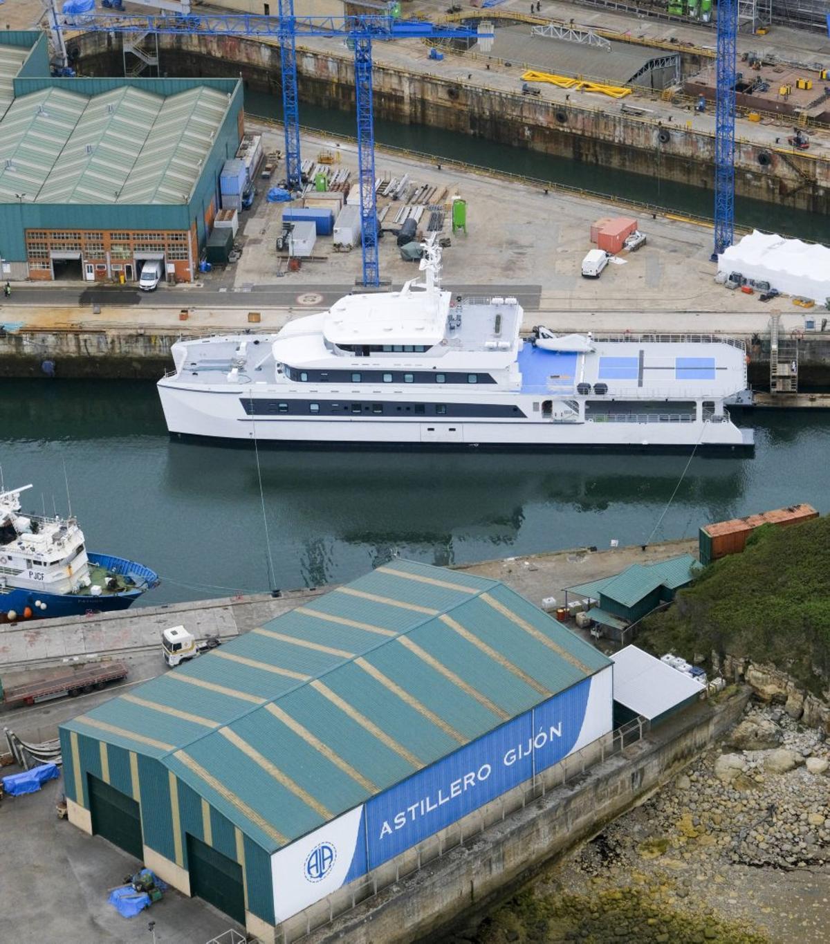 El "Wayfinder", el barco de apoyo del megayate de Bill Gates, cuando entró a reparar a Armón Gijón, en 2023. | DAVID CABO