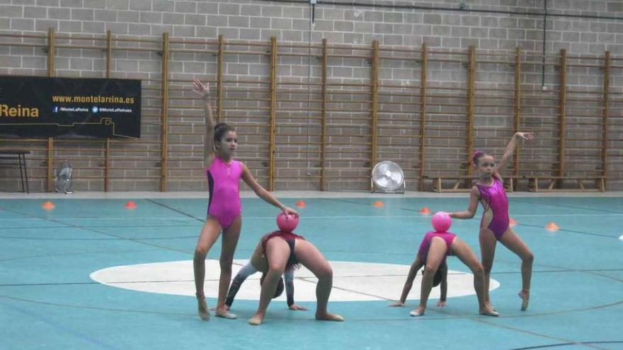 Pequeñas gimnastas ofrecen una exhibición