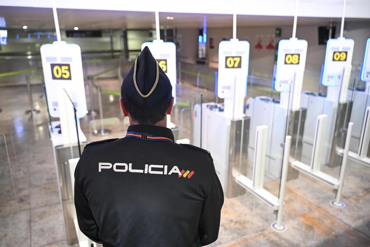 La zona por donde entran los pasajeros que llegan de otros países.