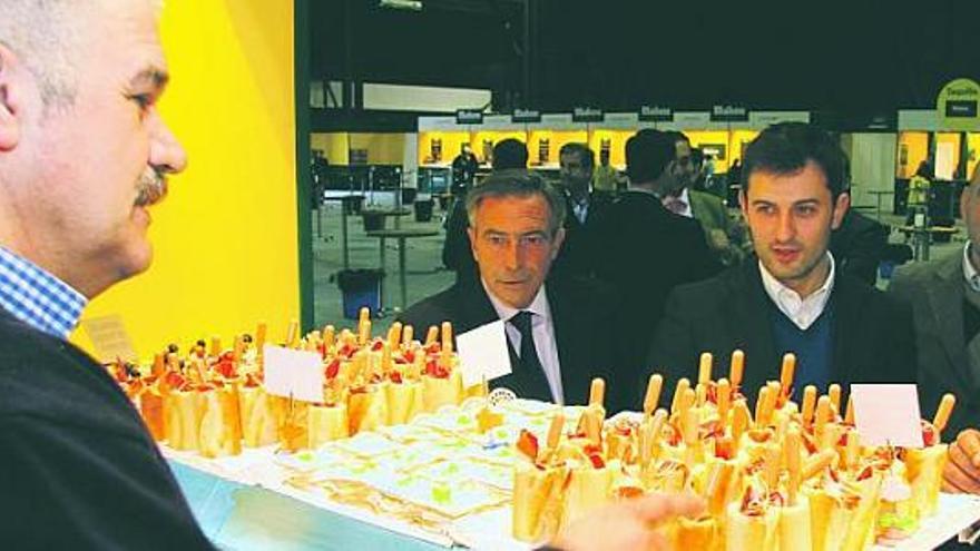 Por la izquierda, Álvaro Muñiz, José María Pérez y Joaquín Miranda se disponen a probar uno de los pinchos que participan en el certamen.