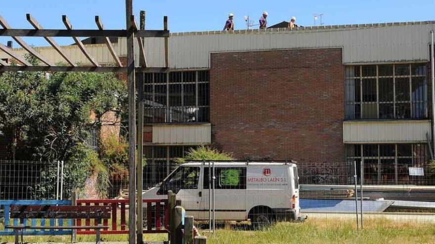 Operarios trabajan en la estructura de la Casa da Xuventude de Lalín. // Bernabé/Javier Lalín