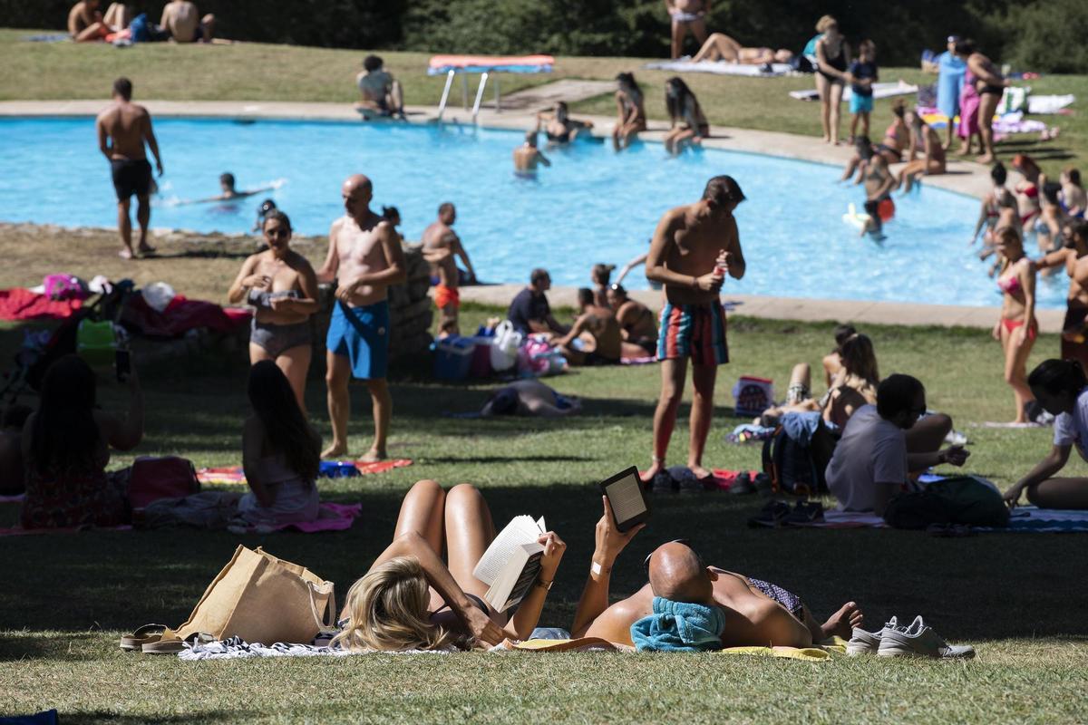 Varias personas disfrutan de un día de ocio en piscinas